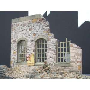  Dioramas Plus 1/35 Ruined Stone Building Kit: Toys & Games