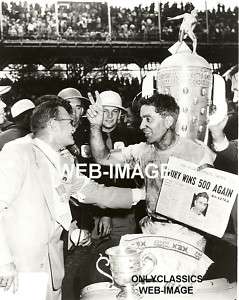 1954 SHAW GIVES INDY 500 TROPHY TO BILL VUKOVICH  PHOTO  